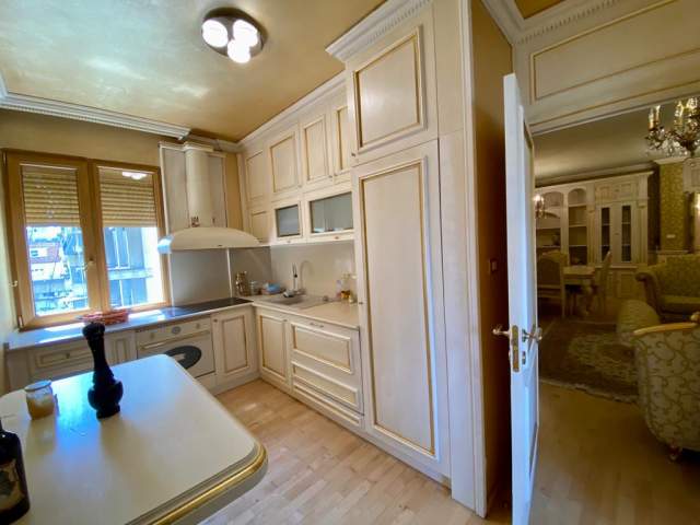 Tirane, jepet me qera apartament 2+1+BLK Kati 3, 145 m² 1.000 Euro (blloku)