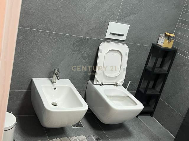 Tirane, jepet me qera apartament 3+1+BLK Kati 10, 200 m² 2.000 Euro (Perball Delijorgjit)