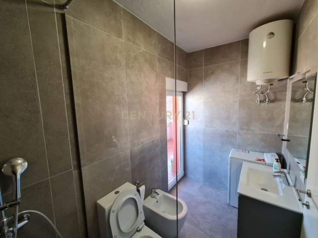Tirane, jepet me qera apartament 1+1+BLK Kati 9, 61 m² 480 Euro (Rr. Barrikadave)