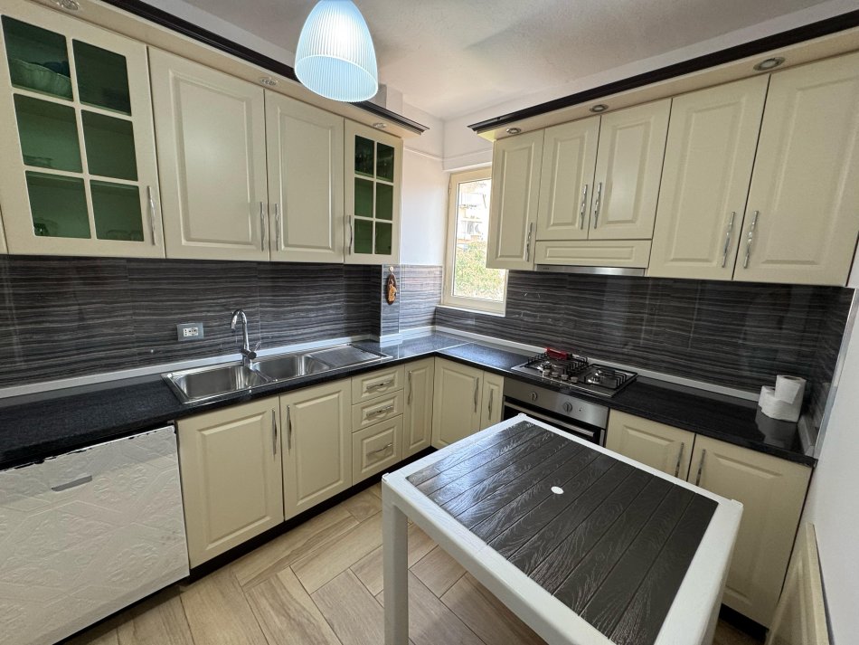 Tirane, jepet me qera apartament 2+1 , 110 m² 1.000 € (21 dhjetori)