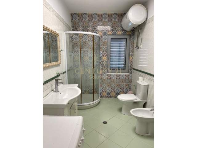 Tirane, jepet me qera apartament 2+1 Kati 3, 100 m² 500 Euro (Komuna e Parisit)