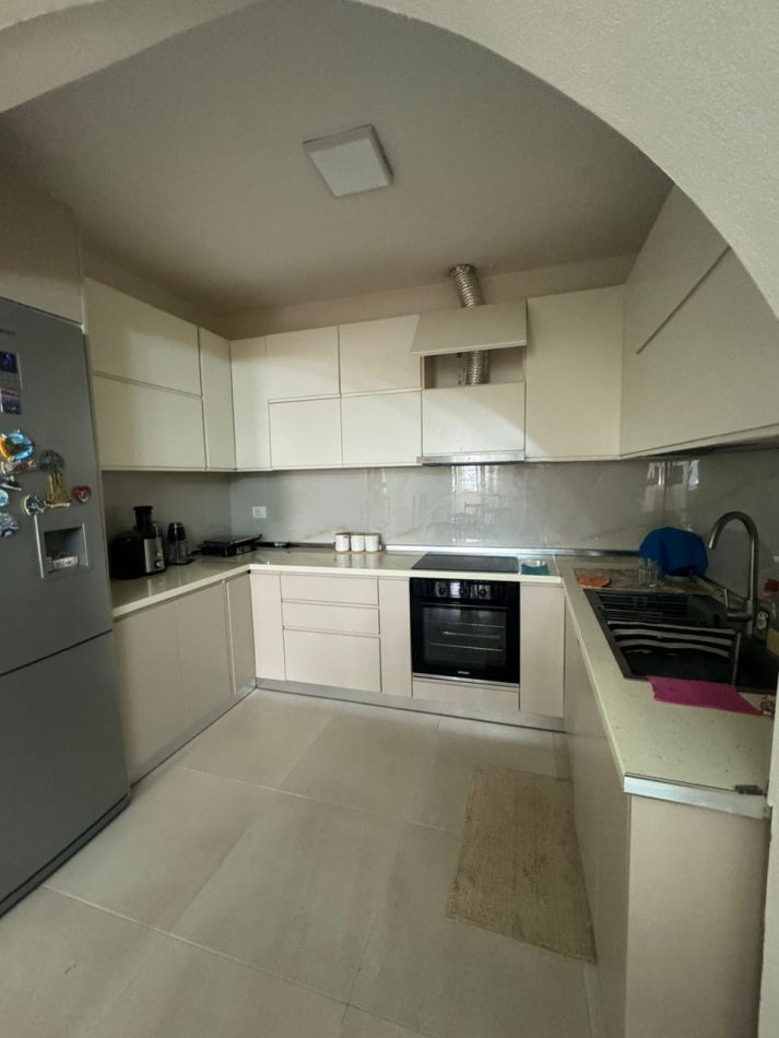 Tirane, jepet me qera apartament 1+1 Kati 1, 80 m² 550 € (Sheshi Wilson)