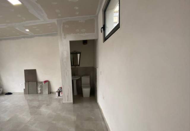 Elbasan, jepet me qera ambjent biznesi 25 m² 30.000 Leke