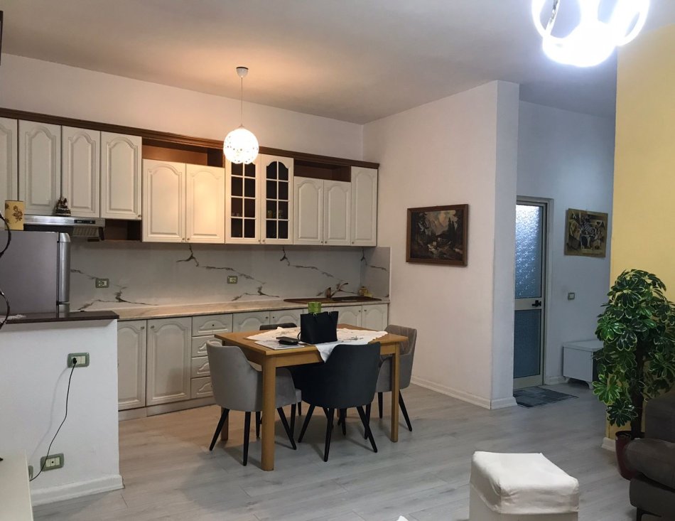 Tirane, jepet me qera apartament 1+1+Ballkon Kati 2, 75 m² 650 € (Qender)