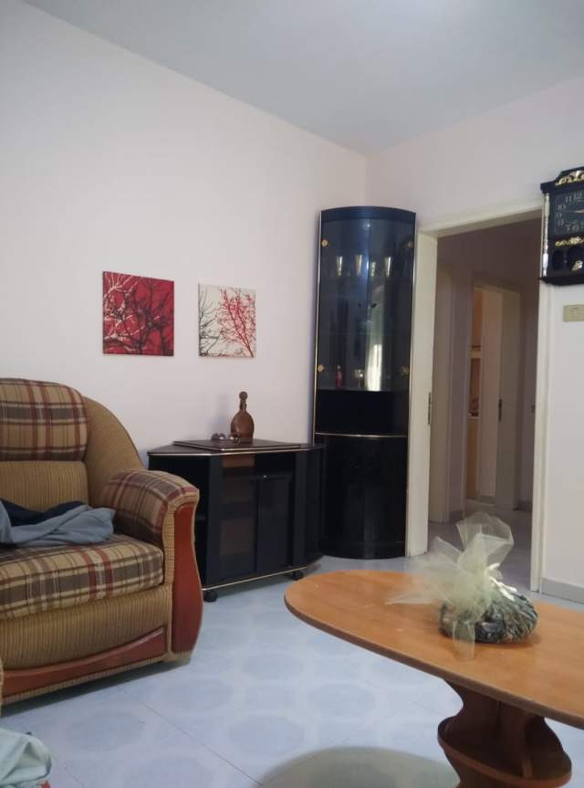 Tirane, jepet me qera apartament 2+1+BLK Kati 4, 80 m² 37.000 Leke (Rruga Bardhyl)