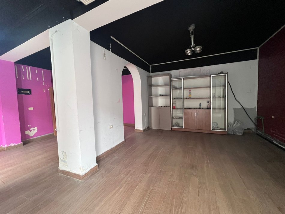 Qira, Ambient Biznesi, “Poliklinika Nr.7” Laprakë, Tiranë.