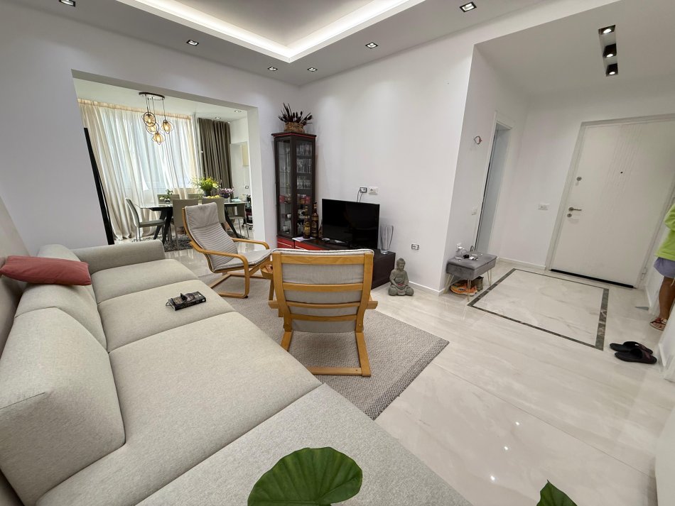 Tirane, jepet me qera apartament 2+1 Kati 3, 95 m² 800 € (qender, prane postes)