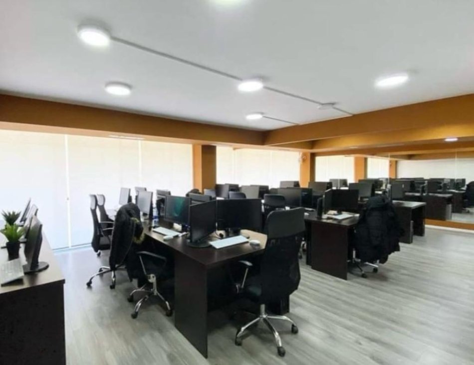 Tirane, jepet me qera zyre Kati 1, 173 m² 3.500 € (Gjimnazi Petro Nini)