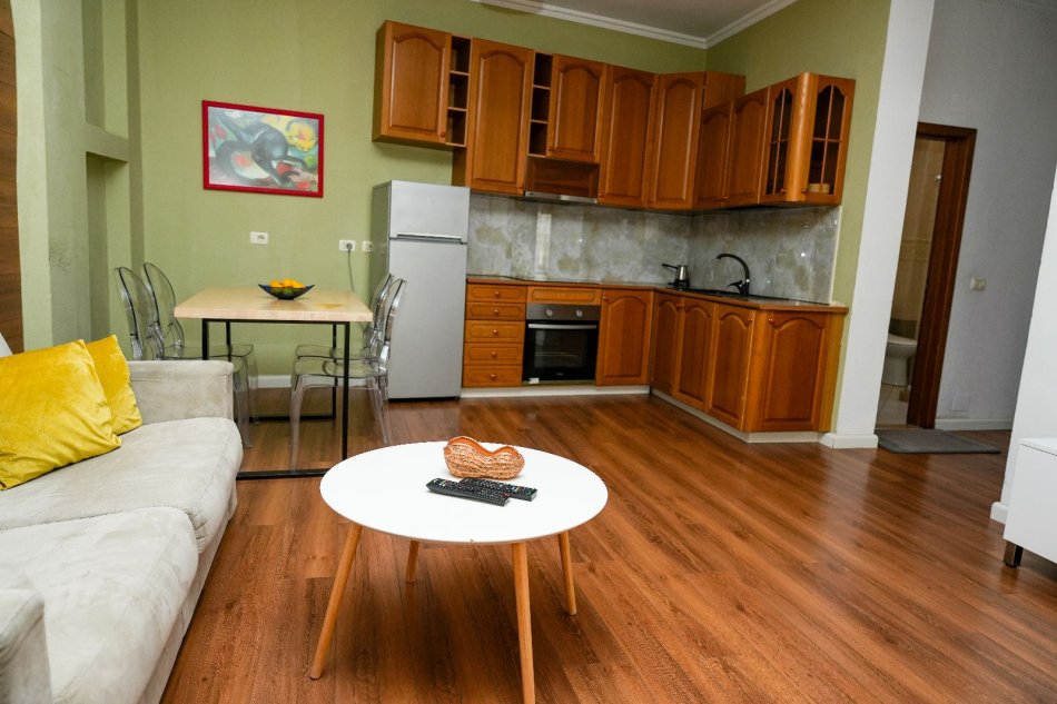 Tirane, jepet me qera apartament 1+1 Kati 4, 75 m² 650 € (Qender)