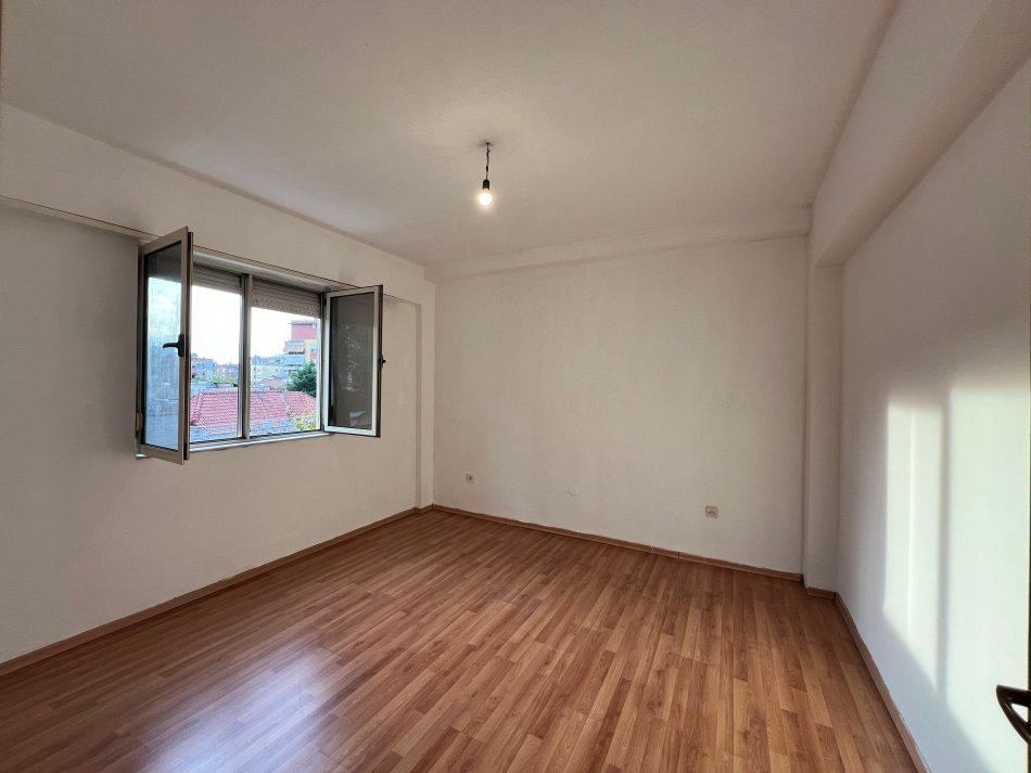 Shqiperi, shitet apartament 1+1+Ballkon Kati 4, 70 m² 120.000 € (Shkolla Osman Myderizi)