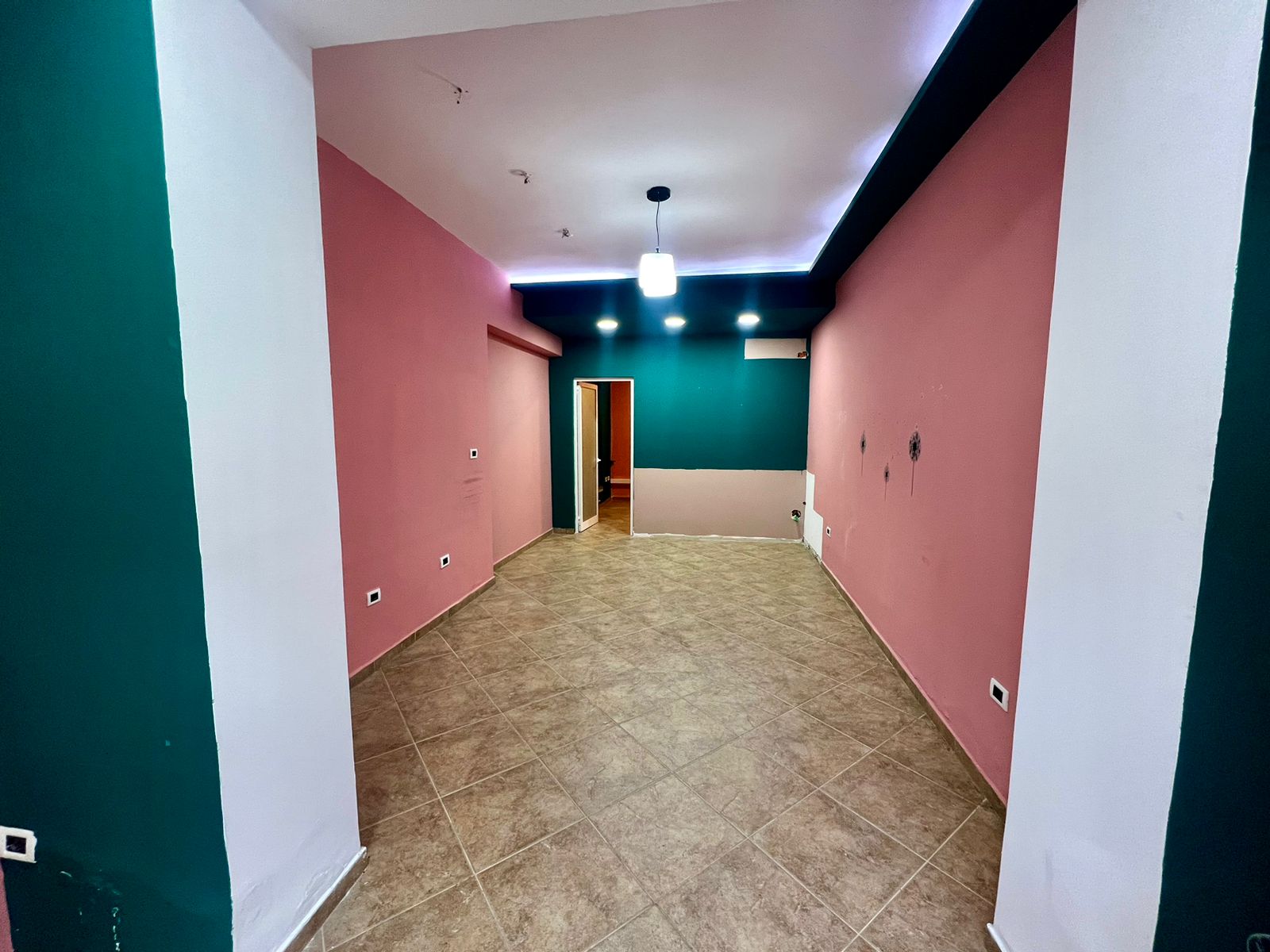 Qira, Ambient Biznesi “Rruga Bardhyl“, Tiranë.