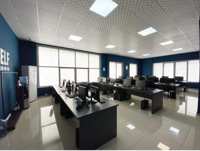 Tirane, jepet me qera ambjent biznesi Kati 2, 330 m² 2.000 Euro (Rruga BARDHYL, Tirane)