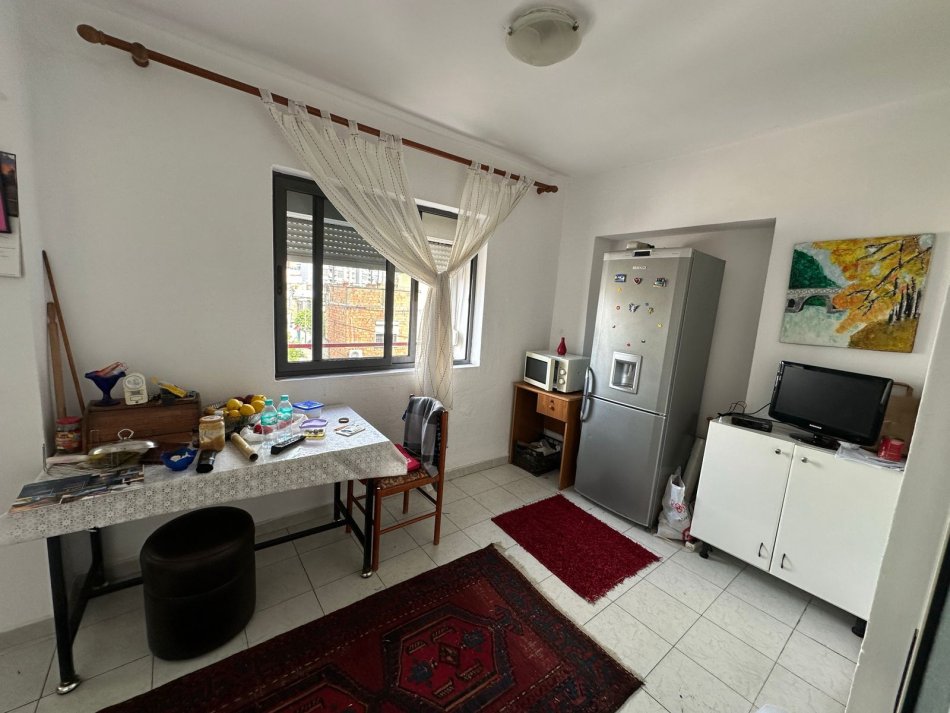 Tirane, shes apartament 3+1+Ballkon, Kati 3, 103 m2 144,000 € (Xhamllik)
