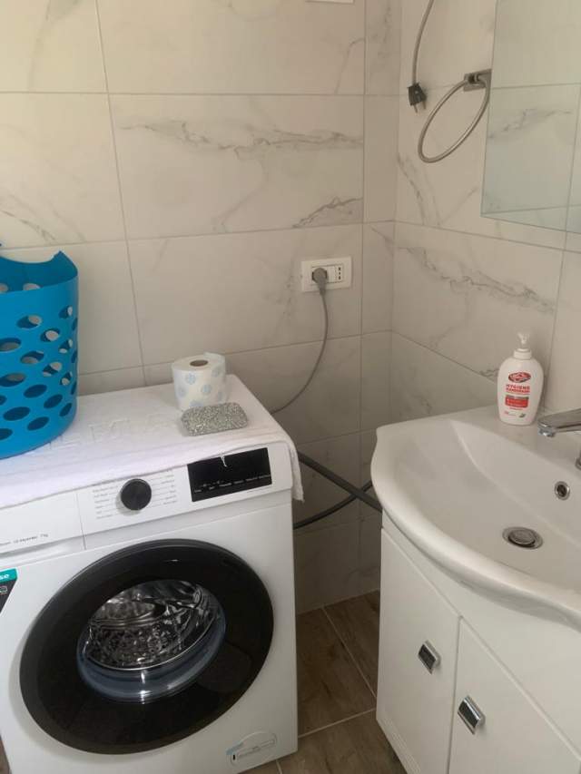 Tirane, jepet me qera apartament 1+1 Kati 1, 50 m² 300 Euro (Rruga e Kavajes)