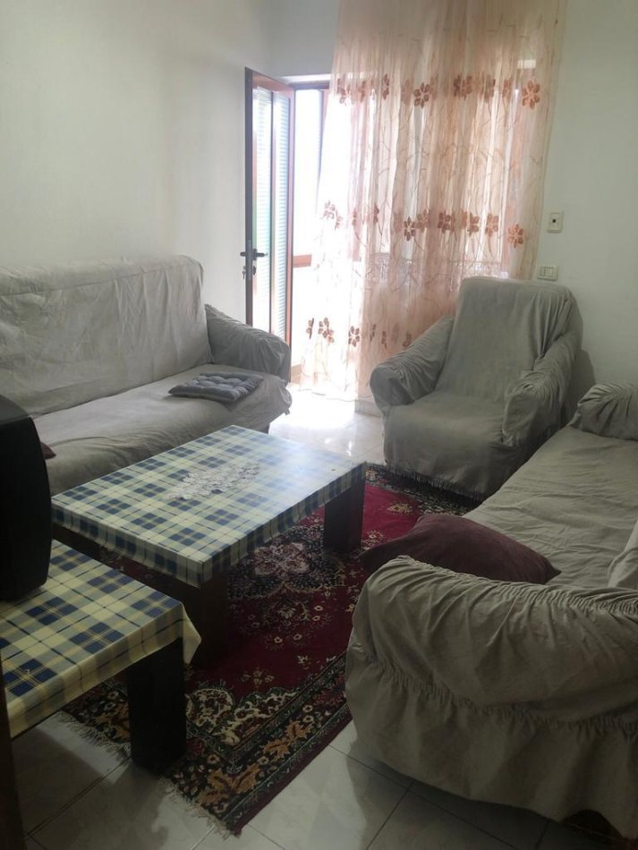 Tirane, jepet me qera apartament 2+1 Kati 2, 80 m² 300 € (Rruga e dibres)