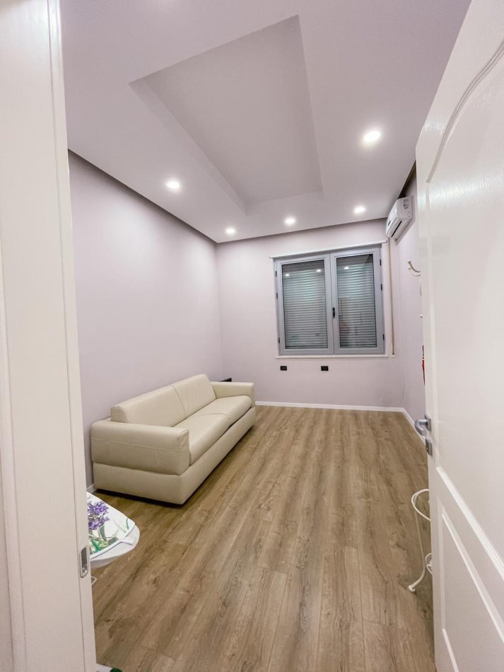 Tirane, jepet me qera apartament 2+1 Kati 2, 100 m² 1,000 € (Pazari i Ri)