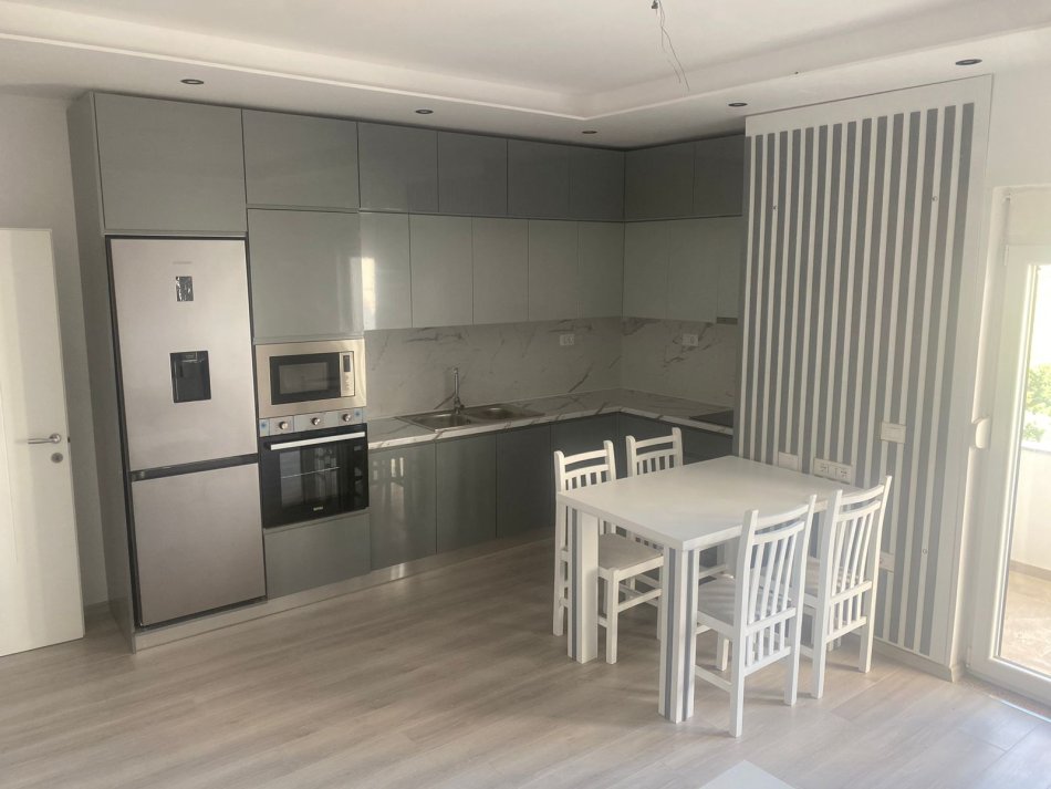 Tirane, jepet me qera apartament 2+1 Kati 3, 100 m² 450 € (Sauk)