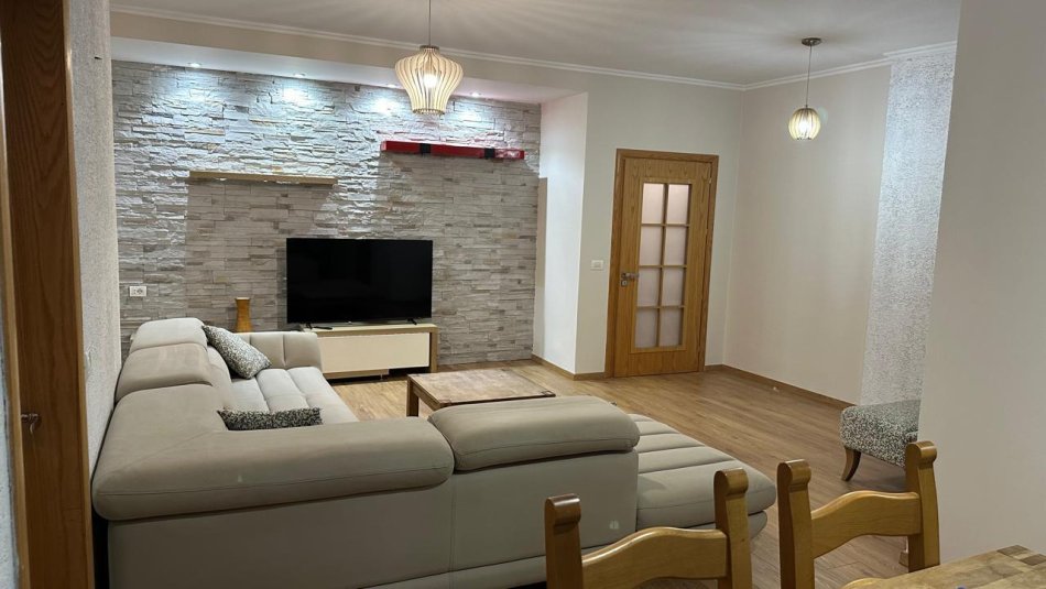 Tirane, jepet me qera apartament 2+1 Kati 7, 110 m² 600 € (tek pallati me shigjeta)