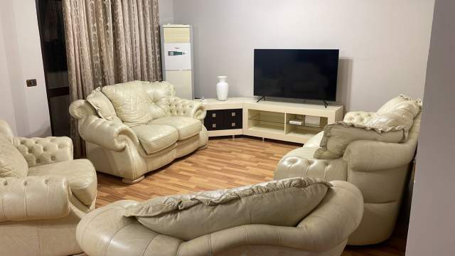 Tirane, jepet me qera apartament 2+1+BLK Kati 6, 100 m² 650 Euro (prane shkolles Asim Vokshi)