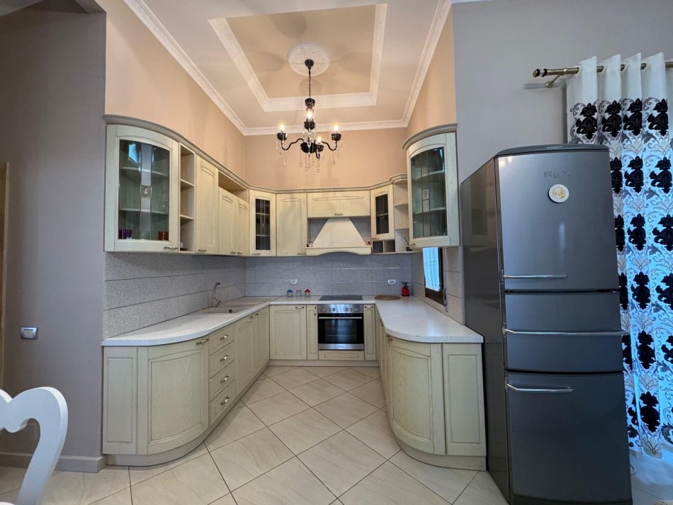 Tirane, jepet me qera apartament 2+1 Kati 4, 105 m² 800 € (Kopshti Botanik)