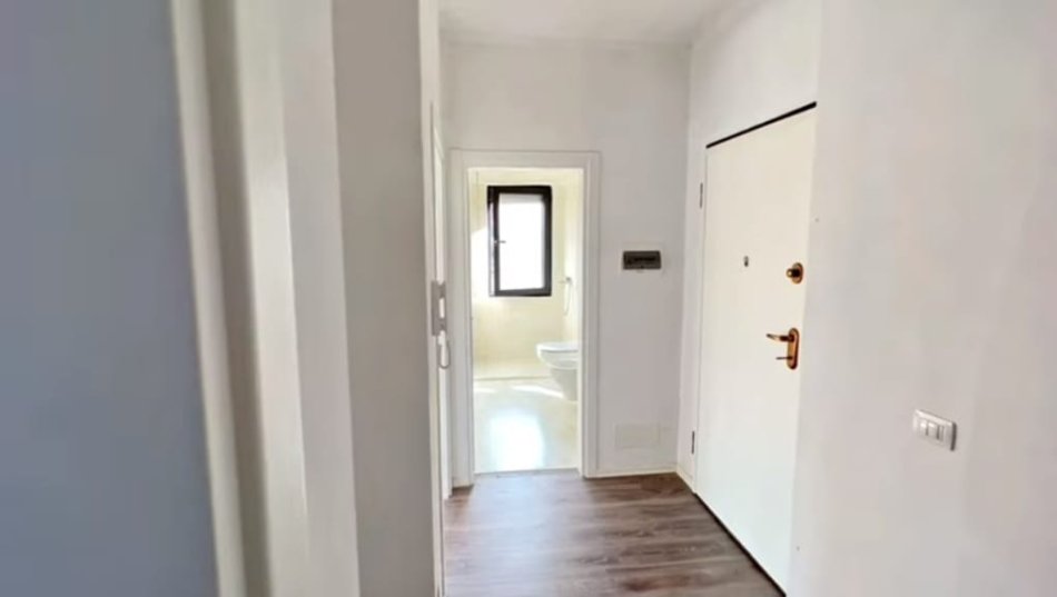 Tirane, jepet me qera apartament 1+1 Kati 2, 77 m² 430 € (BRRYLI)