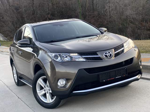 Tirane, shes makine Toyota Rav4 Viti 2014,