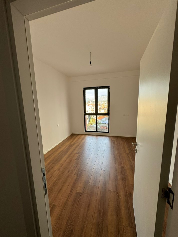 Tirane, jepet me qera apartament 2+1 Kati 4, 100 m² 600 € (Yzberisht)