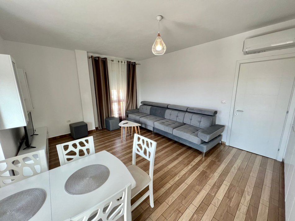 Tirane, jepet me qera apartament 2+1 Kati 8, 85 m² 550 € (ali demi)