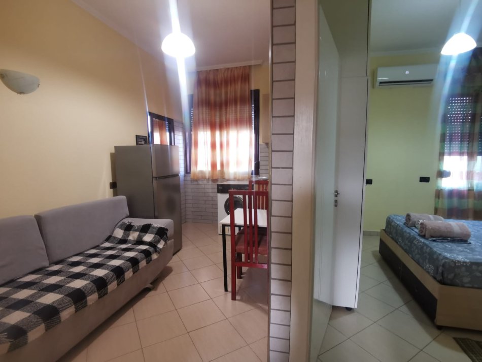 Tirane, jepet me qera apartament 1+1 Kati 3, 55 m² 390 € (Stacioni i Trenit)