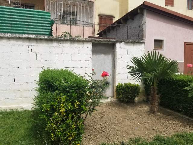 Elbasan, shitet dyqan 18 m² 15.000 Euro