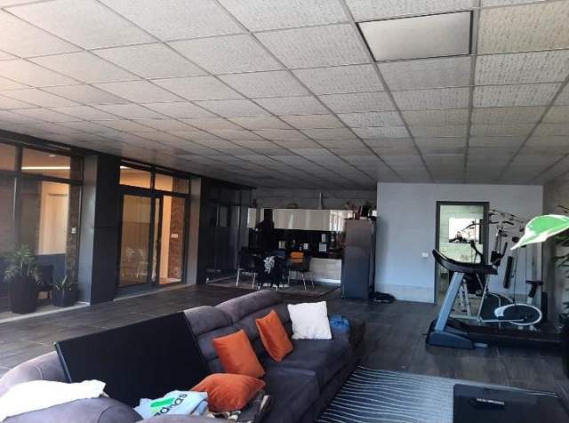 Tirane, jepet me qera ambjent biznesi Kati 5, 330 m² 3.000 Euro