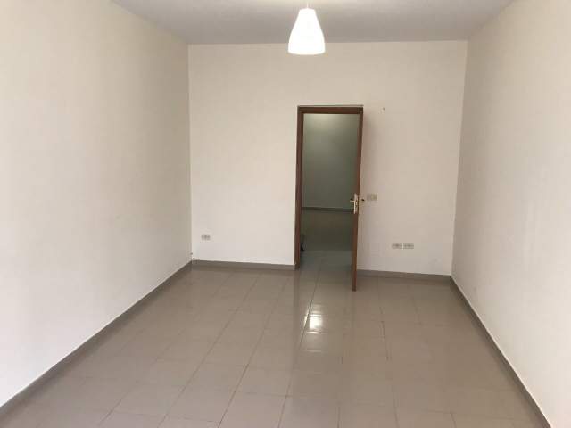 Tirane, jepet me qera ambjent biznesi 165 m² 800 Euro