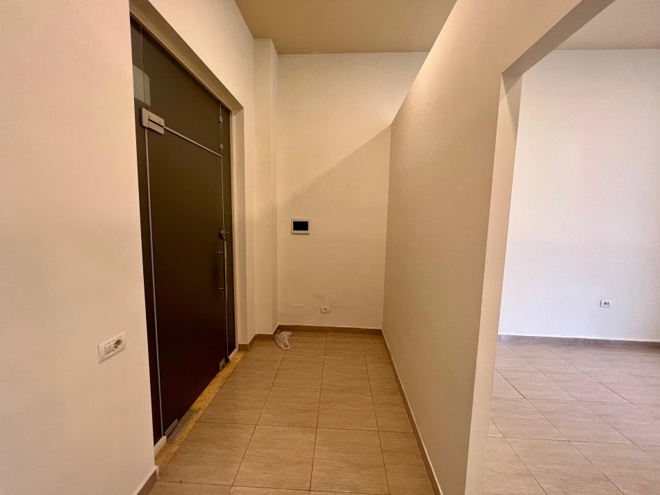 Tirane, jepet me qera ambjent biznesi Kati 0, 44 m² 550 € (Bulevardi gjergj fishta)