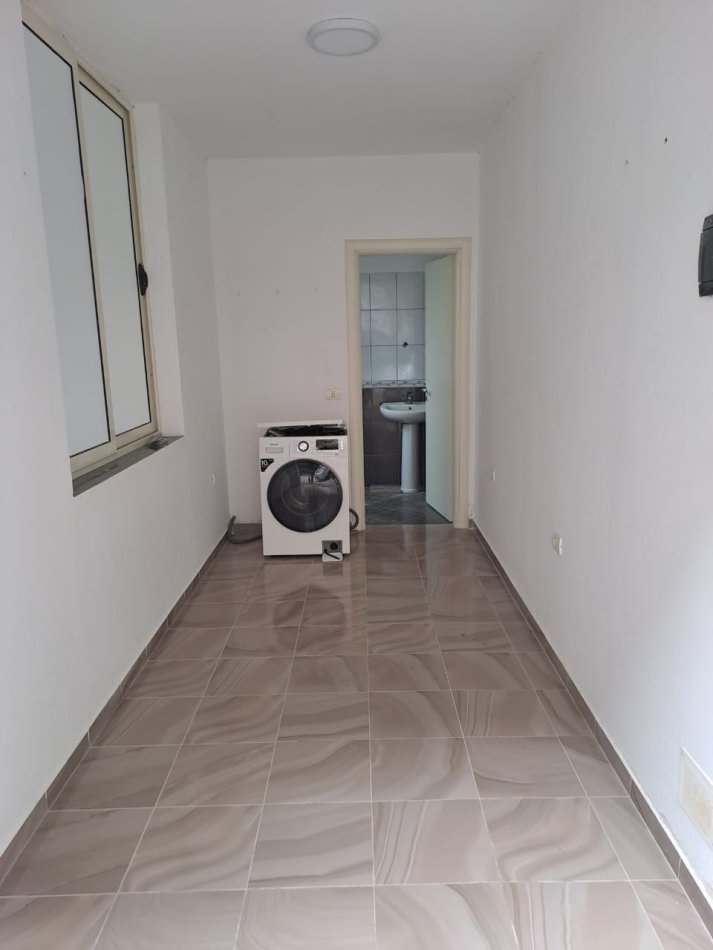 Tirane, shitet dyqan Kati 1, 17 m² (Rruga dajtit)
