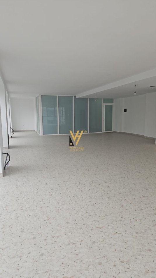 Tirane, jepet me qera zyre Kati 0, 170 m² 1.700 € (RRUGA E DIBRES)