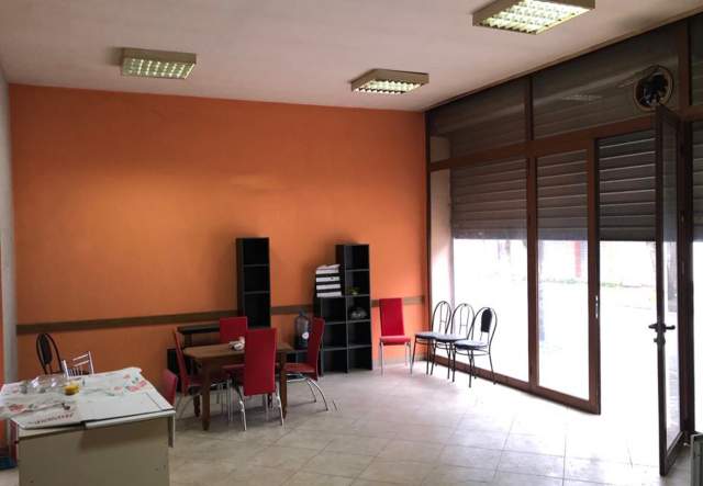 Elbasan, jepet me qera ambjent biznesi 55 m² 20.000 Leke