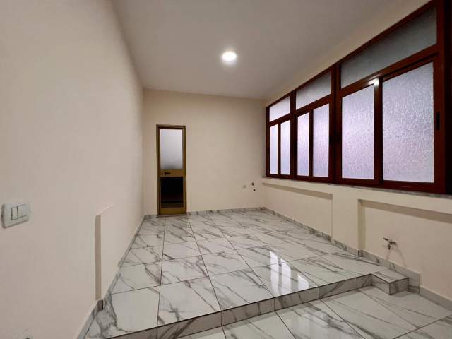 Tirane, jepet me qera apartament 4+1 Kati 2, 110 m² 350 Euro (rruga dibres)