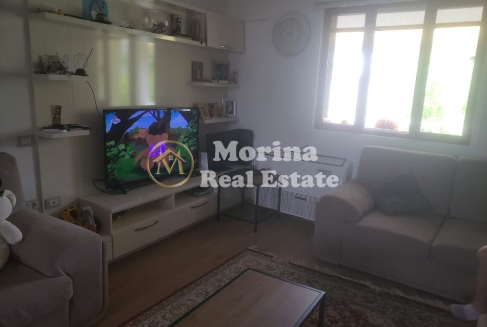 Tirane, shitet Vile Kati 1, 499 m² 330.000 € (Rruga Mihal Grameno/Tregu Elektrik)