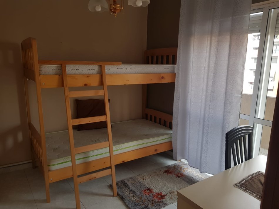 Tirane, jepet me qera apartament 2+1 Kati 4, 75 m² 449 € (Prane Prokurorise)