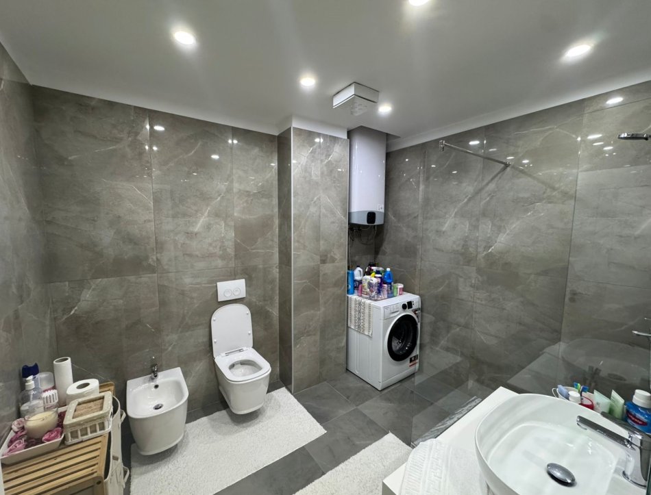 Tirane, shitet apartament 3+1+Ballkon Kati 4, 131 m² 250.000 € (fusha aviacionit)