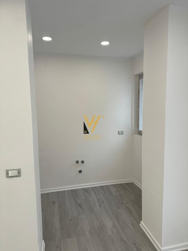 Tirane, jepet me qera zyre Kati 1, 53 m² 500 € (XHAMLLIKU)