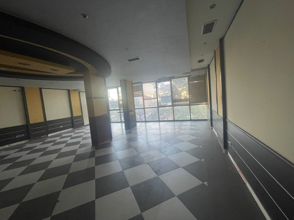 Tirane, jepet me qera ambjent biznesi Kati 2, 700 € 