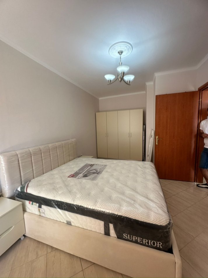 Tirane, jepet me qera apartament 1+1+Ballkon Kati 4, 69 m² 650 € 