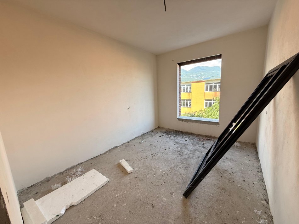 Tirane, shitet apartament 2+1 Kati 3, 93 m² 150.000 € (rruga 5 maji)