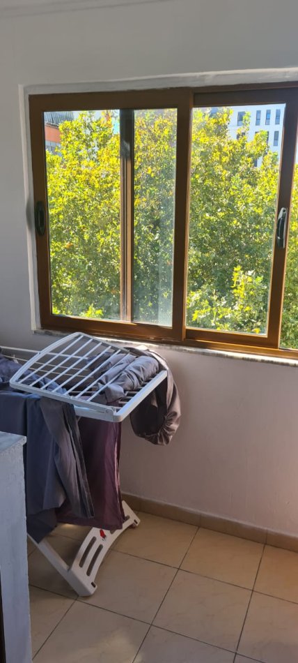 Tirane, jepet me qera apartament 1+1+Ballkon Kati 3, 65 m² 350 € (Ali Demi ,prane azilit te pleqeve)