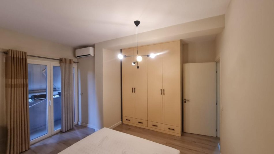 Tirane, jepet me qera apartament 1+1+Ballkon Kati 4, 70 m² 550 € (Ali Demi)