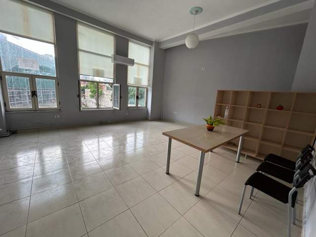 Tirane, jepet me qera ambjent biznesi Kati 2, 47 m² 45.000 Leke tek Ish Ekspozita