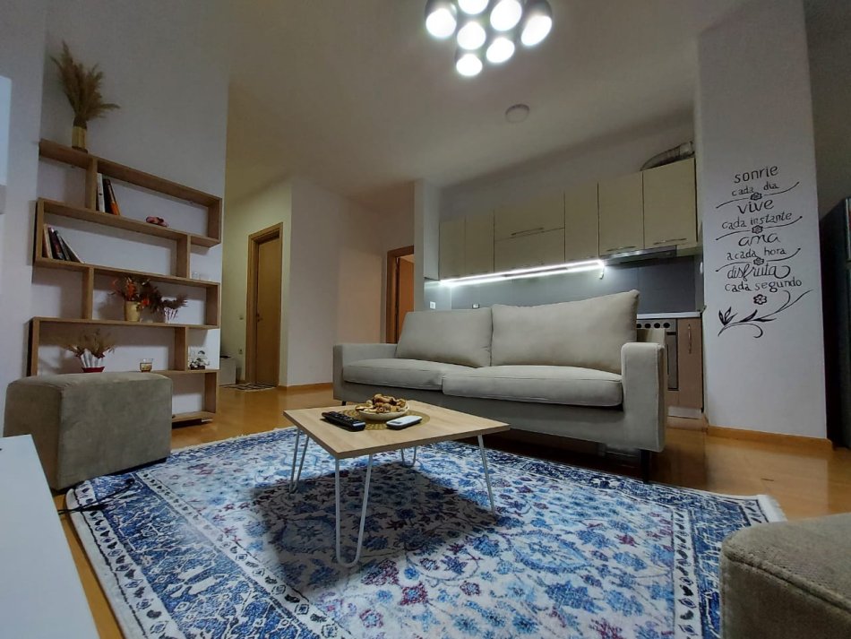 Tirane, jepet me qera apartament 2+1+Ballkon Kati 2, 90 m² 700 € (9Kateshet prane Burger King)