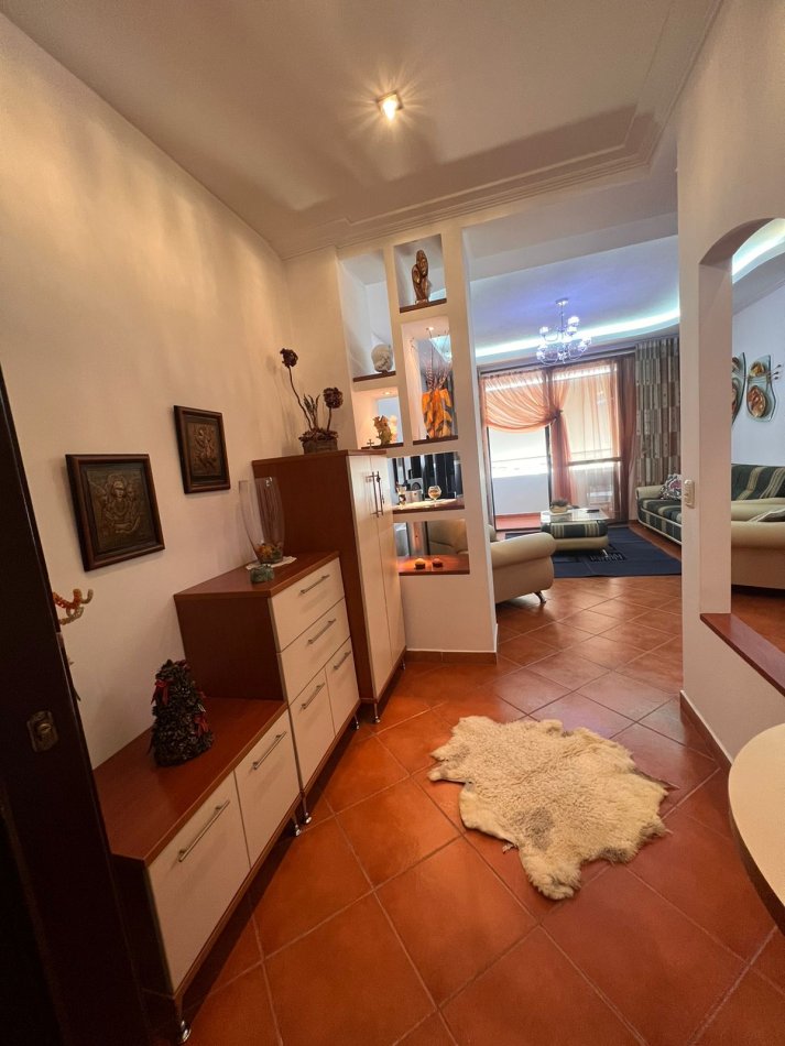 Tirane, jepet me qera apartament 2+1 Kati 8, 100 m² 700 € (21 dhjetori)