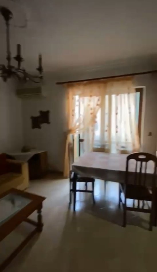 Tirane, jepet me qera apartament 2+1+Ballkon Kati 4, 85 m² 450 € (Brryl ,prane pasticeri tito)